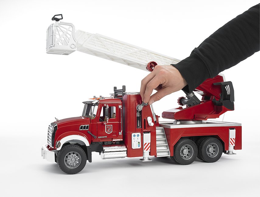 02821 MACK Granite fire engine with water pump