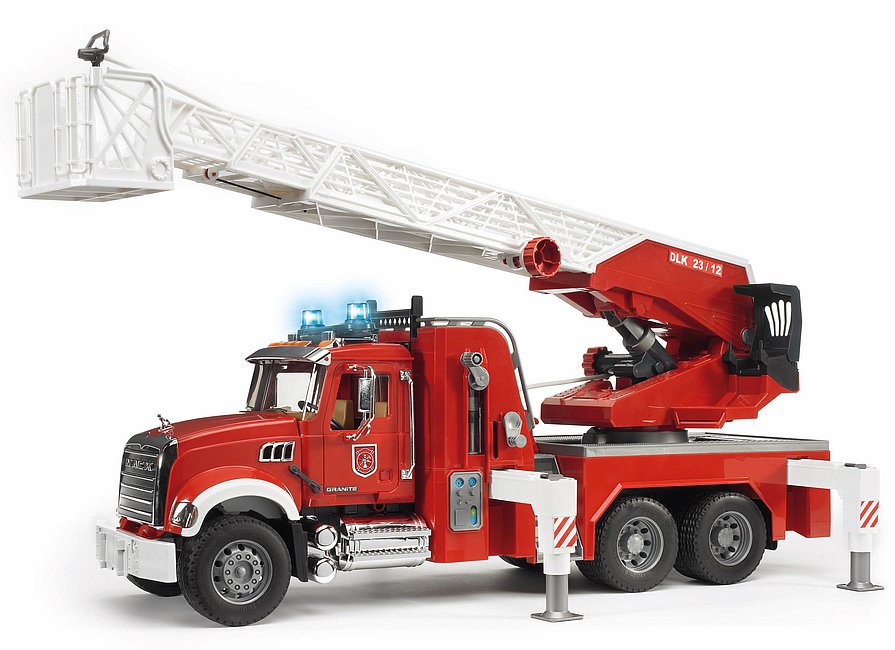 02821 MACK Granite fire engine with water pump